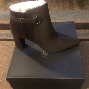 Aerosole brown leather and suede heels booties